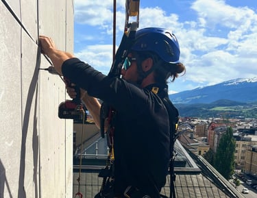 Industriekletterer repariert Teile der Fassade