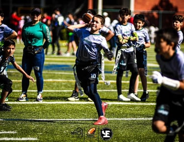 Quarterback del equipo de flag football preparándose para dar un pase