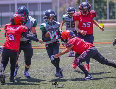 Jóvenes participando en un scrimmage de football americano