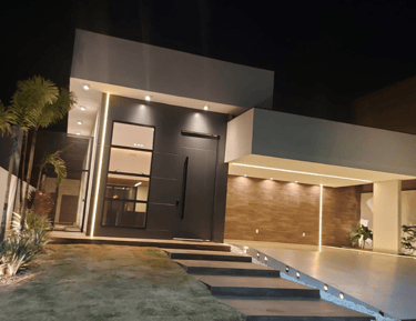 Fachada de uma casa com iluminação inteligente