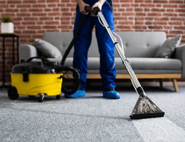 Un technicien ClairÔMax nettoie en profondeur une moquette à l aide d un extracteur professionnel.