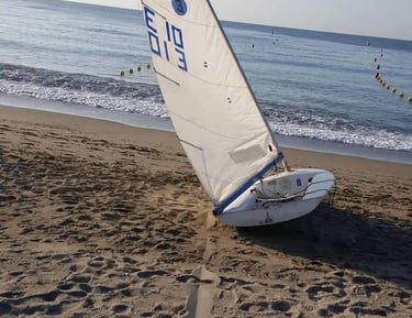 Foto de un velero pequeño en la playa de Mojacar