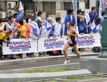 Coach Scott Brown running alone, out front, in the Osaka marathon