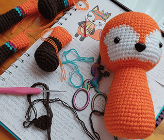 Piezas de un amigurumi de morrito separados listo para ser terminado