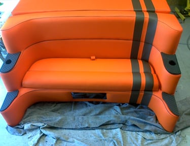 Réfection et design complet bateau type Cigarette hôtel de luxe Saint-Tropez par adrien perondi 