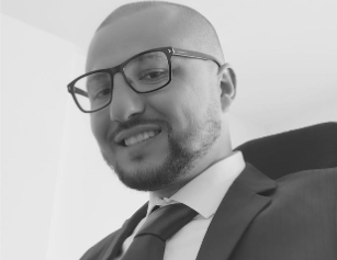 homme avec costume cravate et lunettes