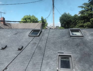 toiture en ardoises naturelles avec fenetres de toit velux