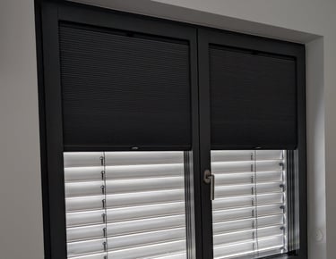 Ein Wabenplissee an einem modernen Fenster