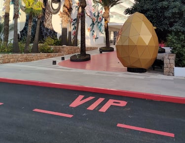 Pintado de logotipo corporativo sobre el asfalto en parking