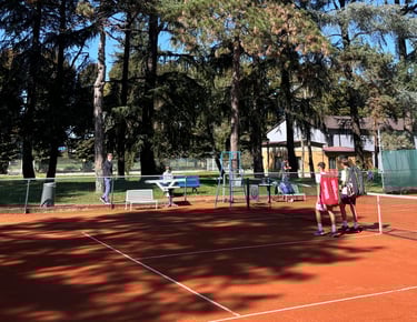 Campo da tennis in terra rossa presso il Centro Tennis Aeronautica, Milano.