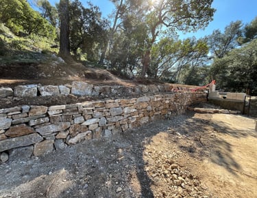 aménagement extérieur mur en pierre réalisé par EGPR 83 à Pierrefeu