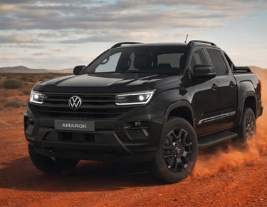 Volkswagen Amarok 2026 Dark Label V6 rodando em estrada de terra vermelha na Austrália