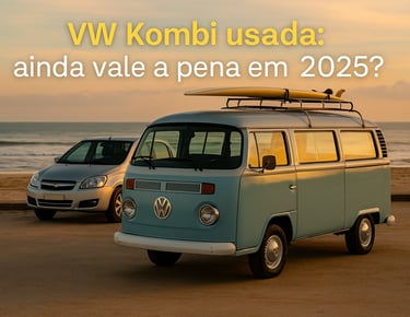 Kombi usada estilo surfista estacionada em frente ao mar com prancha ao lado, ao pôr do sol.