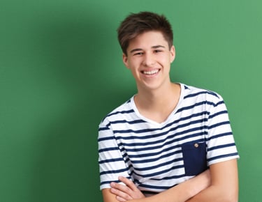 menino sorrindo educação financeira