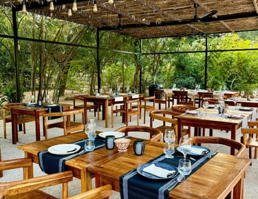 Vue du restaurant du boutique hôtel Maison Fimela situé au coeur du Sine Saloum