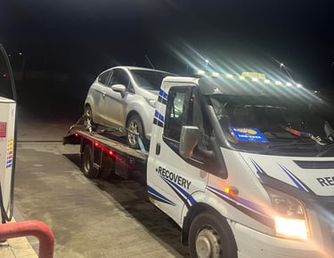 alt="Breakdown recovery team assisting driver in WR1"