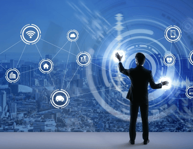 Jovem liderando com fluência tecnológica em painel digital interativo