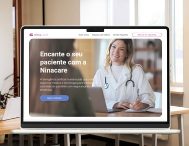 A imagem mostra um laptop com a homepage do site Ninacare