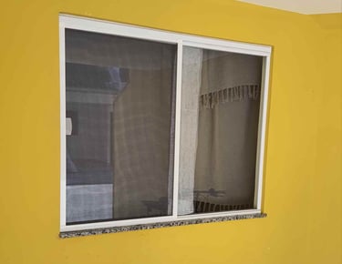tela mosquiteira em janela