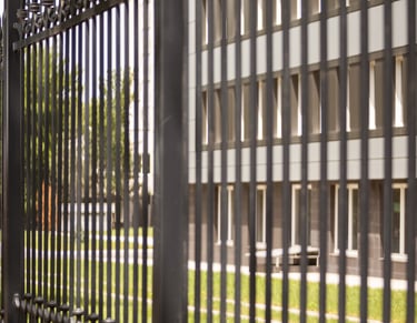 grille en métal devant bâtiment