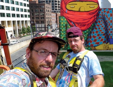 No Brasil, a trajetória de Os Gêmeos revela outra dimensão desse processo.