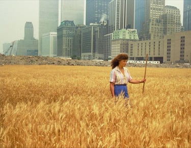 No cenário internacional, artistas como Agnes Denes — criadora de “Wheatfield