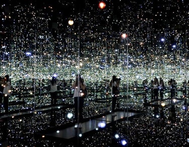 Sala espelhada com luzes suspensas que parecem infinitas, criando a ilusão de um universo de estrela