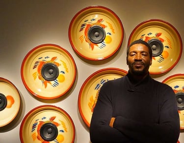 Emeka Ogboh: Migração, Som e Instalações Imersivas