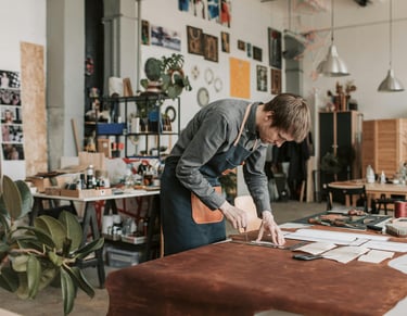 Homem trabalhando com couro/artesanato