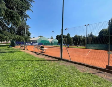 Campo da tennis in terra rossa presso il Centro Tennis Aeronautica, Milano.