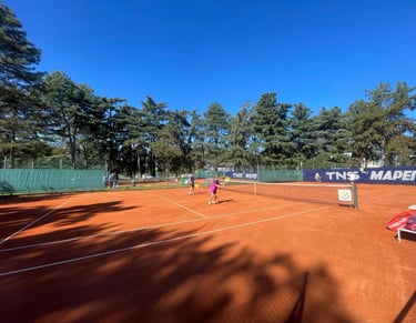 Campo da tennis in terra rossa presso il Centro Tennis Aeronautica, Milano.
