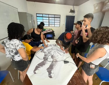 Arte-educador Sérgio Astral auxiliando os alunos.