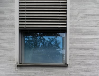 fenêtre de maison moderne avec occultation stores