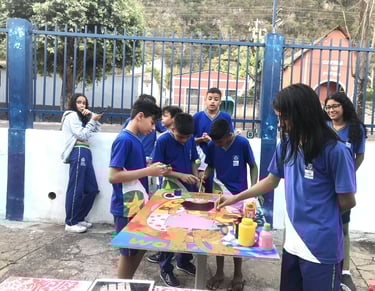 Participantes concentrados em suas obras.