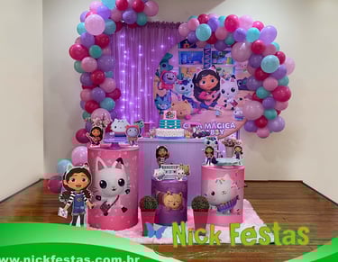 Decoração infantil tema A Casa Mágica da Gabi com cores vibrantes e personagens fofos