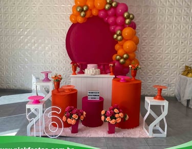 Decoração de festa teen em Pink e Laranja com cores vibrantes e detalhes modernos