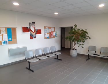 Salle d'attente dans l'espace santé rue curie à Caudry 