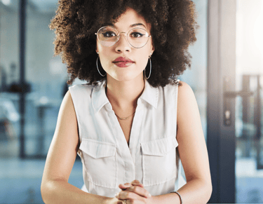  Femme portant une large coiffure afro colorée et des lunettes