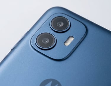 Detalhe das câmeras traseiras e textura do Moto G06 azul.