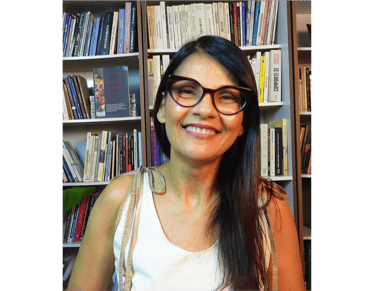 Carla Nascimento, criadora do Método DCM em seu ambiente de trabalho com um sorriso acolhedor.