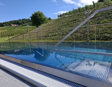 pool mitten im Grünen