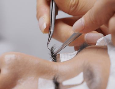An individual is offering eyelash services with expertise