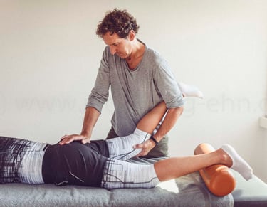Therapie mit Patienten auf der Therapieliege