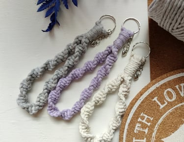 Rankų darbo, pilkas, baltas, alyvinis, raktų pakabukai