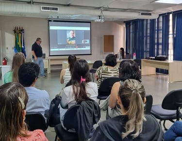 prof wanderley fazendo uma apresentação