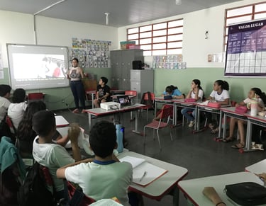 Amanda Amorim apresentando um vídeo-arte sobre a técnica de lambe-lambe