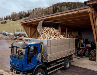 ein radlader füllt einen lkw mit brennholz, scheitholz, kaminholz,