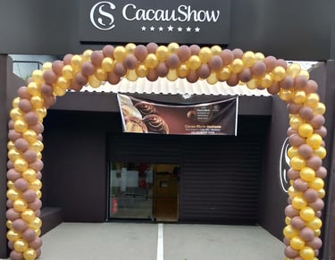 Arco de balões versátil para aniversários, inaugurações e eventos corporativos.