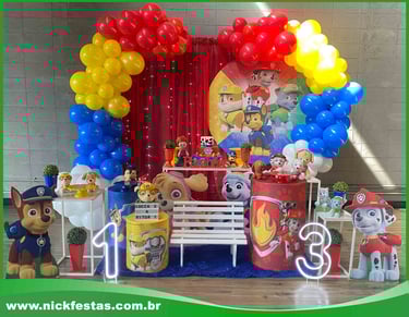 Decoração infantil tema Patrulha Canina com cores vibrantes e heróis caninos para festa divertida