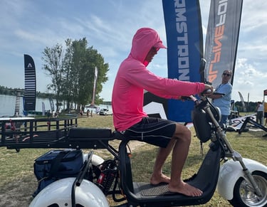 scooter électrique à 3 roues 3Roues.com au lac de Moissons conduit par Romuald Mamadou